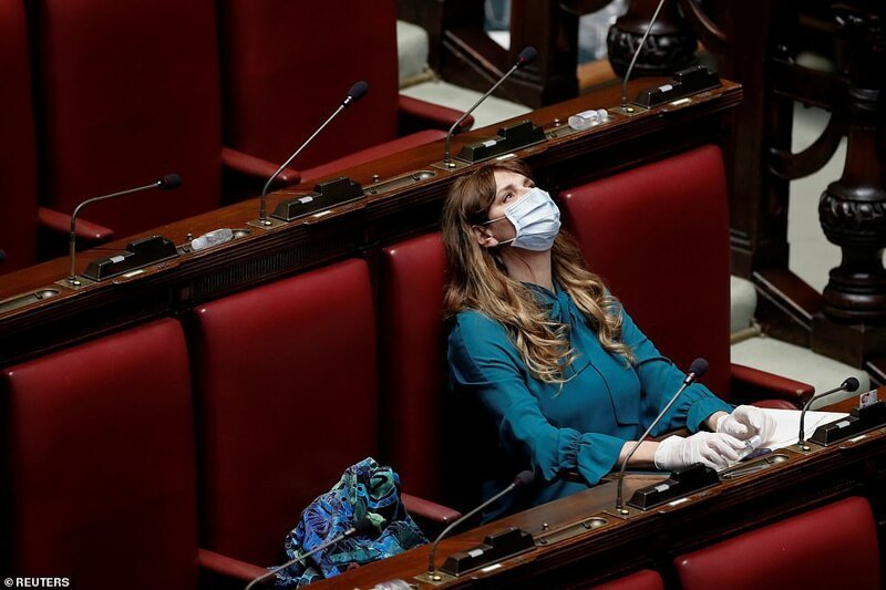 Депутат парламента Рима, Мария Тереза Бальдини, на заседании по коронавирусу