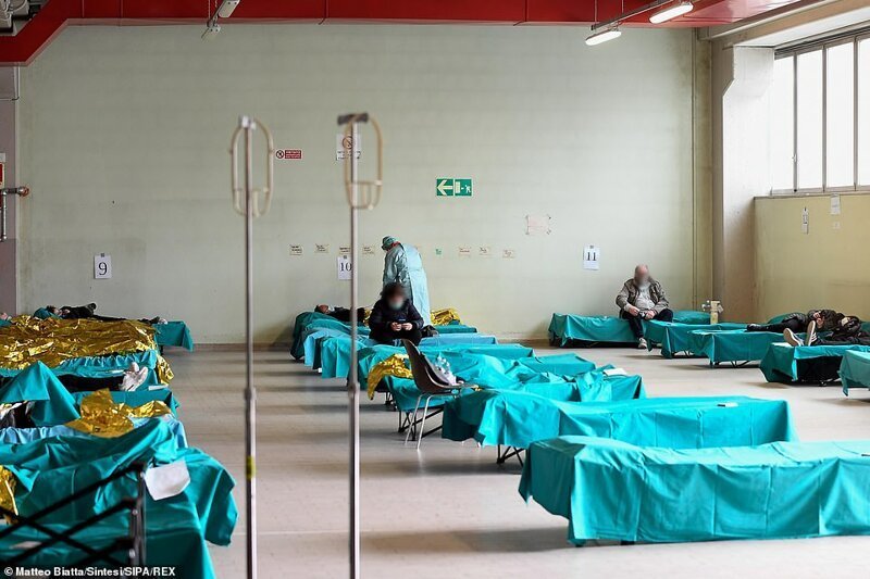 На фото: пункт экстренной проверки на предмет коронавируса и пункт сортировки больных в больнице города Брешиа