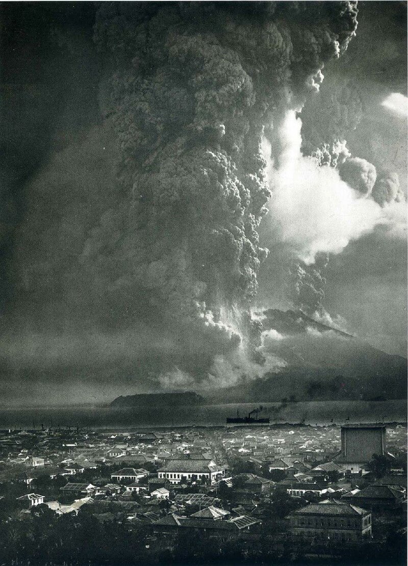 Извержение вулкана Сакурадзима, самого мощного в ХХ веке в Японии. Город Кагосима на переднем плане, 1914 год.
