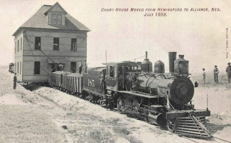 Перемещение дома по железной дороге. Небраска, 1899 год.