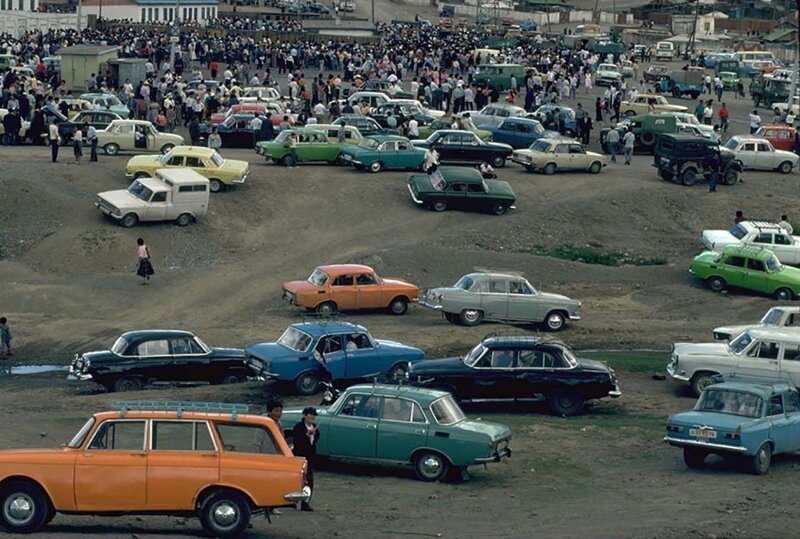 Улан-Батор 1990 года. Практически все автомобили лишены зеркал заднего вида.