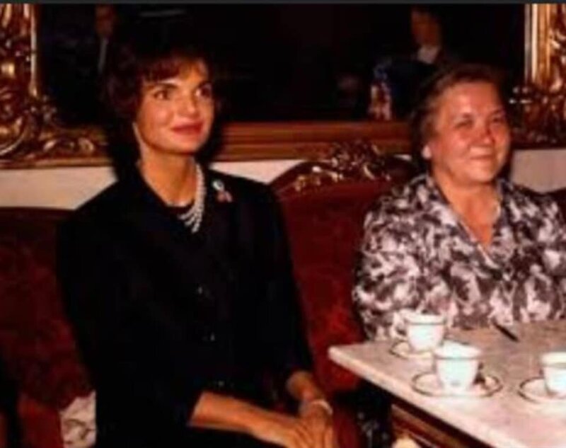 Справа на этой фотографии - Нина Кухарчук (Хрущева), жена Никиты Сергеевича. Простая деревенская баба, в простенькой, нелепой одежонке. Слева - несравненная, загадочная, элегантная Жаклин Кеннеди.