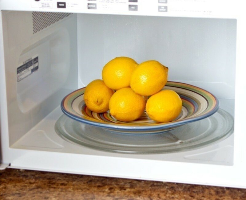 Выжать сок лимона или апельсина