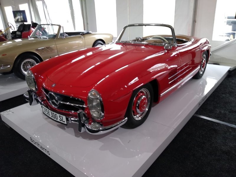 4. Mercedes-Benz 300 SL Roadster (№198.042.8500284) 1958 года продан за $1,028,000 (74 600 000 руб.).