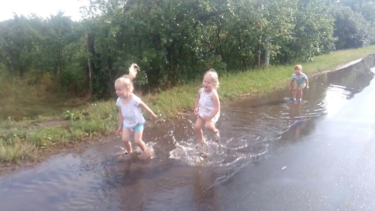 Купание в деревне. Деревня, дети, лужа. Дети бегают по лужам в деревне. Дети купаются в луже в деревне. Деревня, дети после дождя.