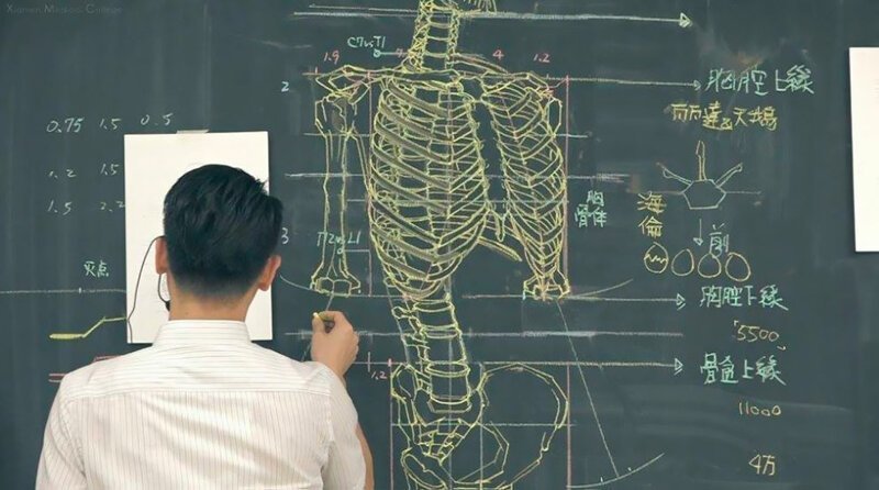 Тайваньский педагог разбирается в скелетах лучше докторов!
