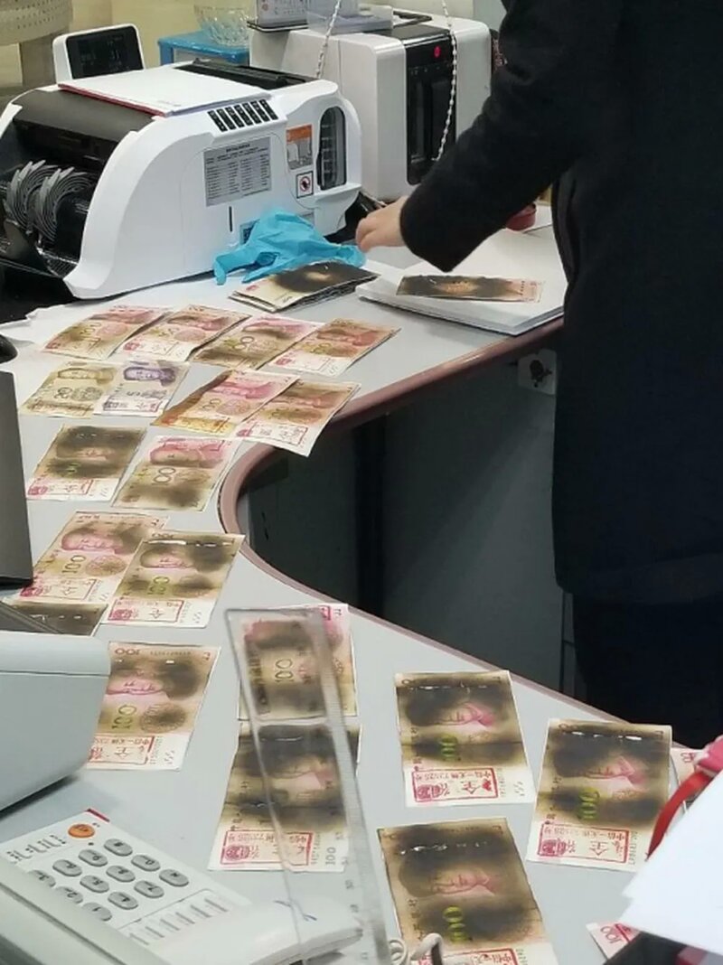 Женщина в Китае пыталась продезинфицировать банкноты в микроволновке