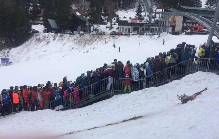 Тем временем в Словакии, когда людей отправили по домам посреди недели... И они все отправились кататься в горы на лыжах