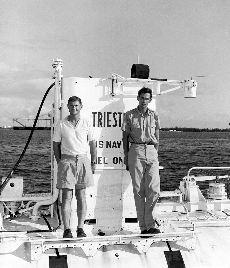Дон Уолш и Жак Пикар на палубе батискафа "Триест", первые люди достигшие дна в Бездне Челенджера.