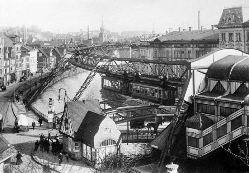 Подвесная железная дорога, расположенная над рекой Вуппер в немецком городе Вупперталь, сфотографированная 8 января 1913 года.