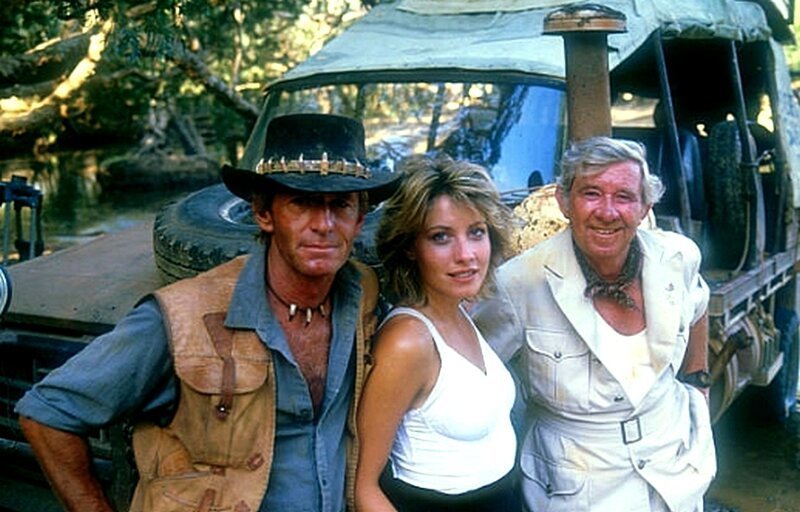 Актеры Пол Хоган, Линда Козловски и Джон Мейлон на съемках фильма «Крокодил Данди» в 1986 году на съемочной площадке в Северной Территории, Австралия.