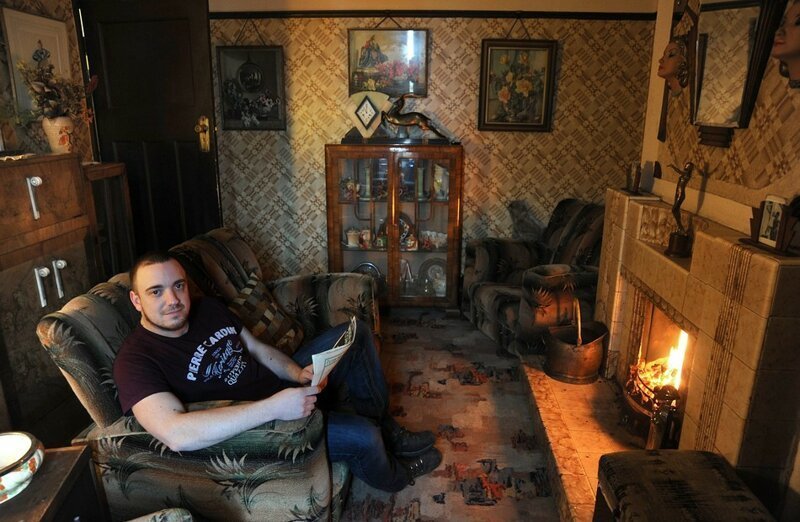 Мужчина, живущий в доме с интерьером периода Великой депрессии