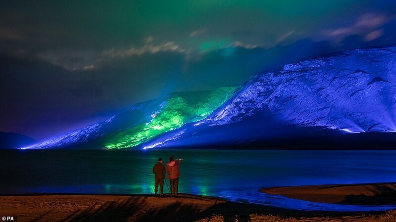 Художник по свету Кари Кола осветил горы в Коннемаре, Ирландия, в традиционных цветах Дня святого Патрика- голубом и зеленом