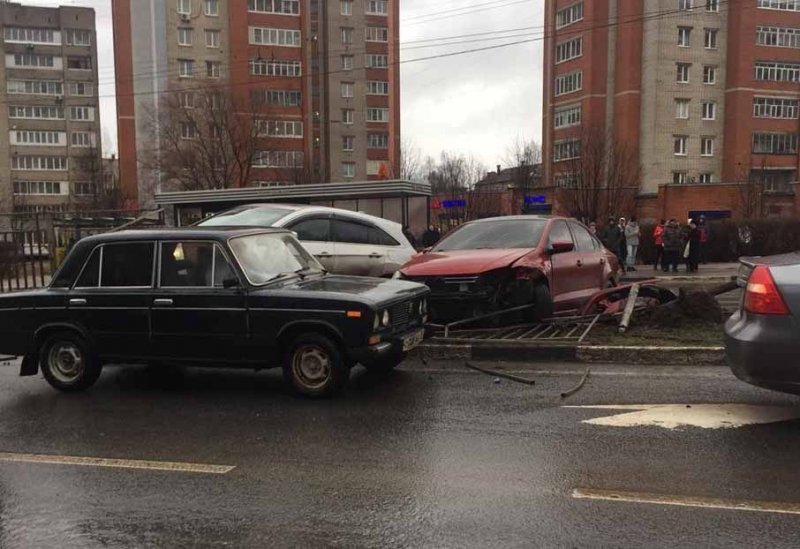 Ненадежный заборчик: ДТП на Московском проспекте в Ярославле