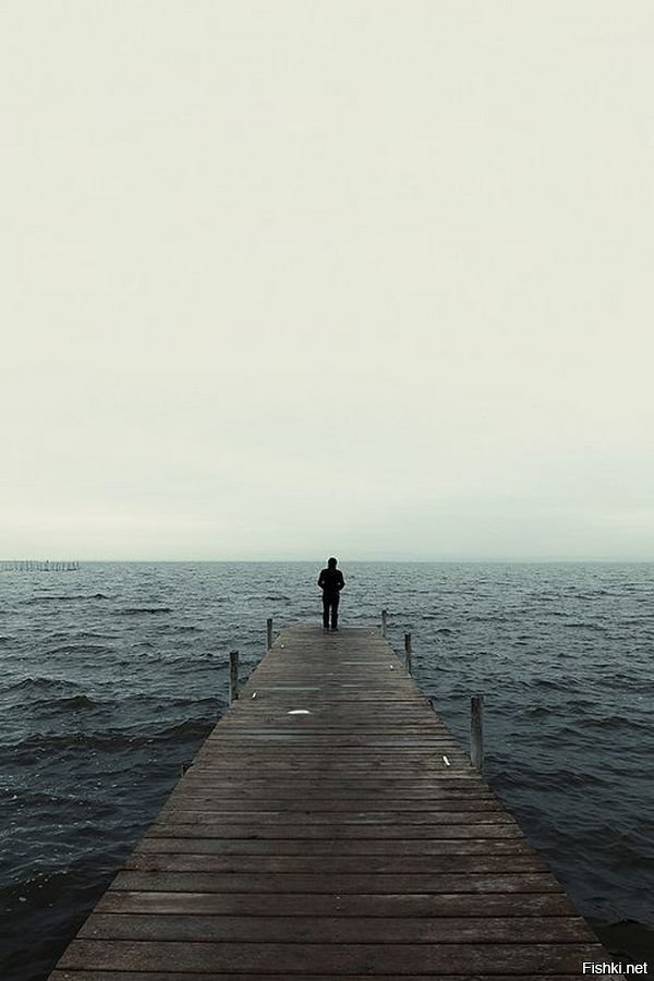 Грустью море не. Человек на пирсе. Море грусть. Море одиночество. Одинокий человек у моря.