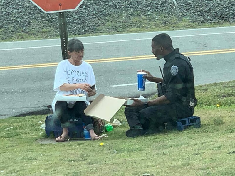 Полицейский пообедал с бездомной женщиной, чья надпись на футболке запала ему в душу