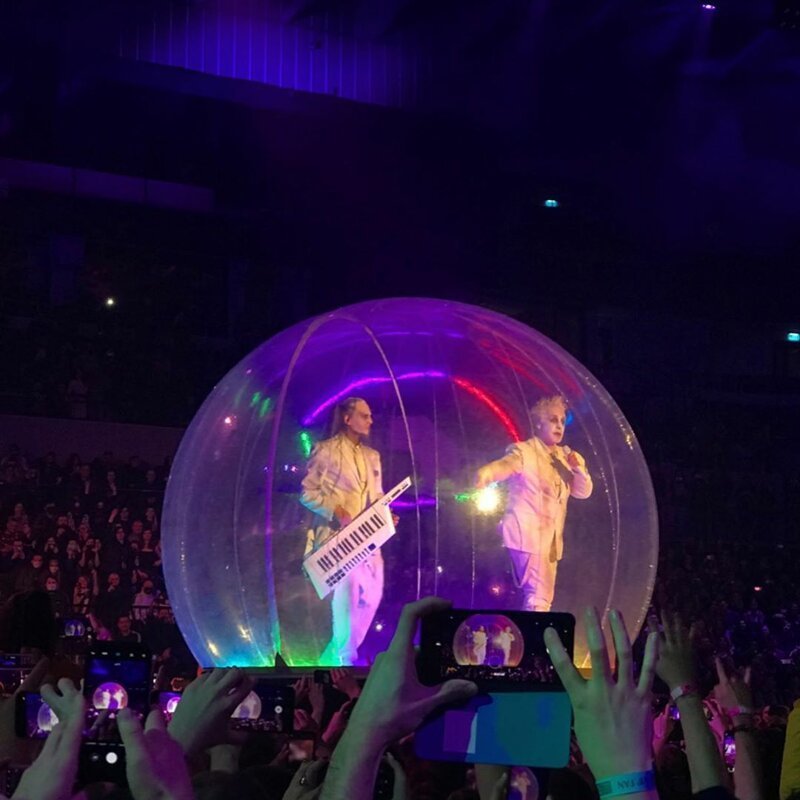 Во время исполнения одной из песен музыкант залез в огромный пузырь и оставался там до конца композиции
