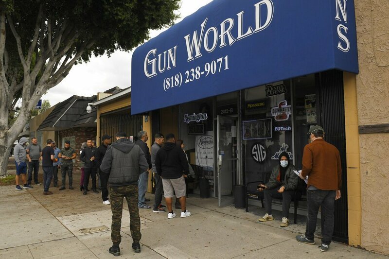 Еще одна очередь в магазин оружия в Бербанке, Калифорния