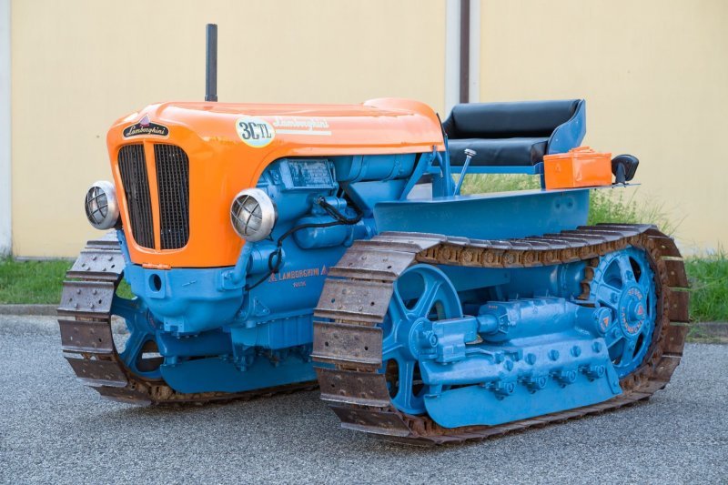 Недавно трактор прошел полную реставрацию и ремонт. Сохранены оригинальные голубой и оранжевый цвета.