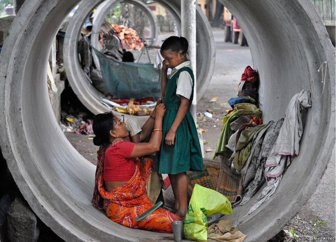 Мама собирает в школу. Индия люди живут в трубах.