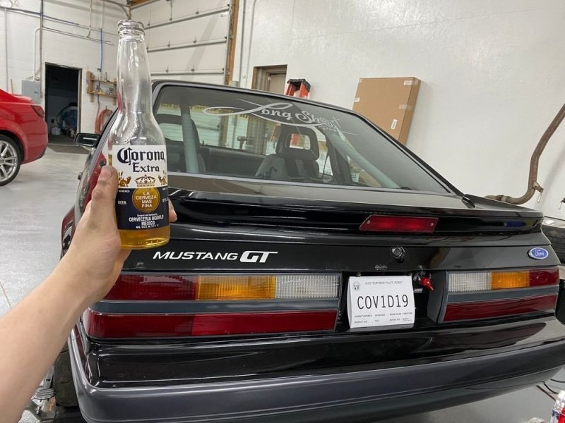 В США парень получил на свой Ford Mustang номерные знаки в честь коронавируса COVID-19