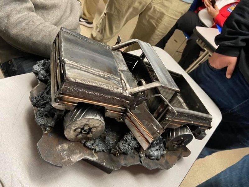 В США старшеклассница сварила из металлолома модель пикапа Chevy