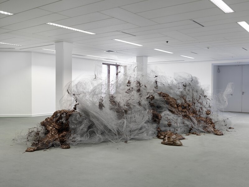 Thomas Rentmeister «Ohne Titel», 2013  Инсталляция состоит из проволочной сетки и «Нутеллы».