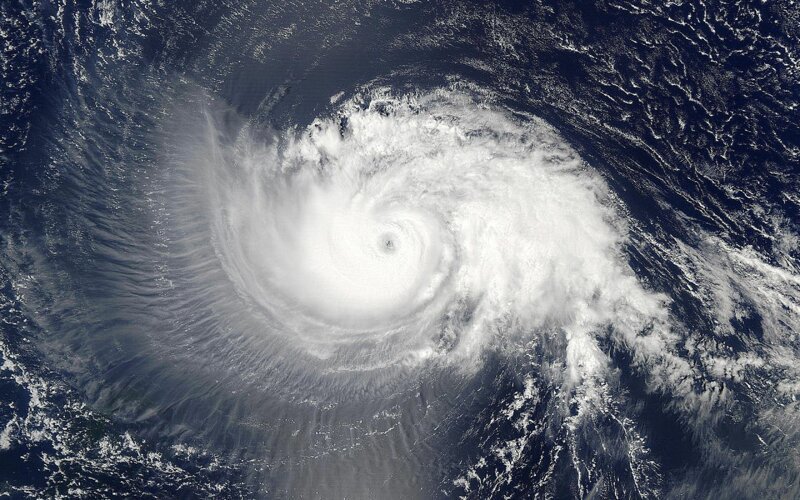 Почему циклоны приносят пасмурную погоду?