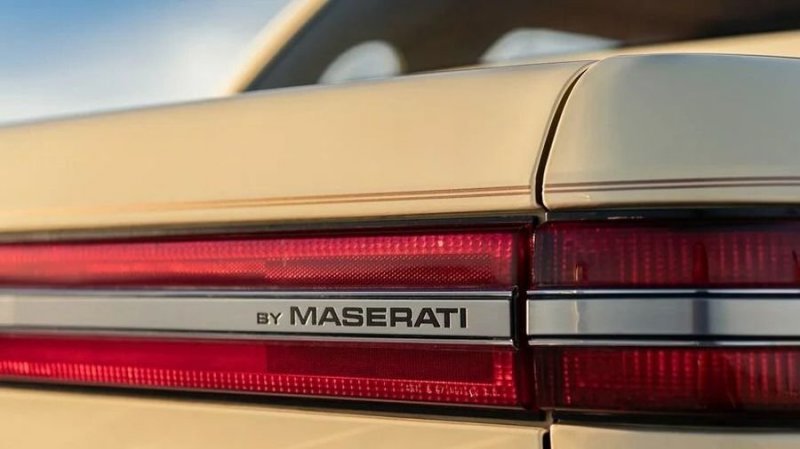 Без упоминания Maserati никак нельзя! Кроме того, в эмблему Chrysler вписан итальянский трезубец