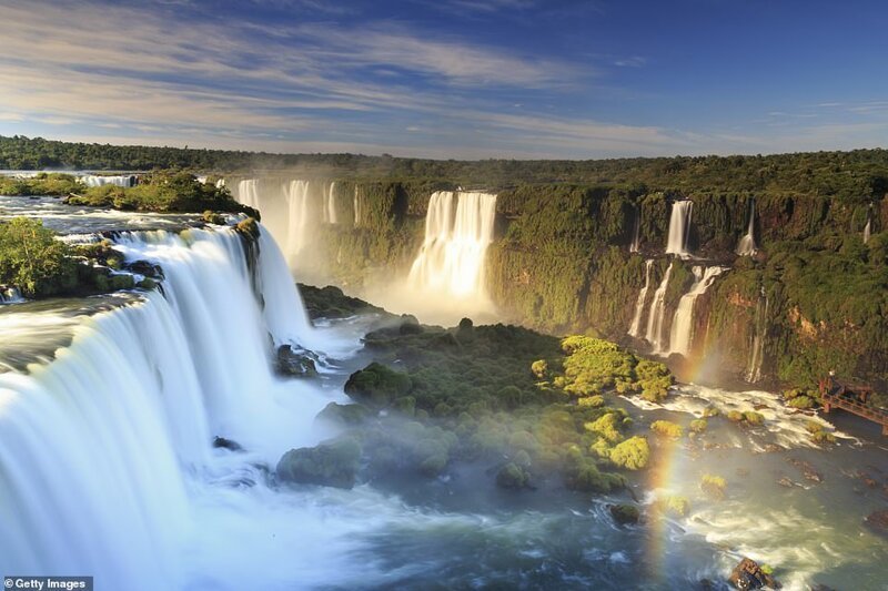 Водопад Игуасу, расположенный на границе Бразилии и Аргентины