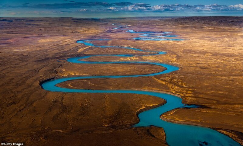 Река Санта Крус через Патагонское плато от ледникового озера в Национальном парке Лос Гласиарес, Аргентина, впадая в Атлантический океан