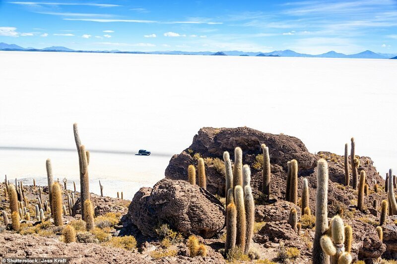 Солончак Салар де Уюни в Боливии - крупнейшее в мире высохшее озеро площадью около 11 000 квадратных километров