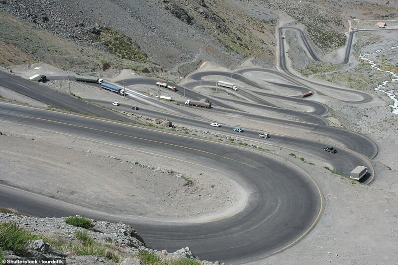 Одна из самых сложных дорог в мире - Лос Либертадорес, что находится в Андах между Аргентиной и Чили