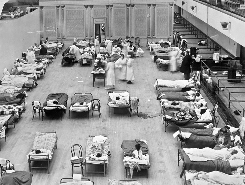 Медсестры Красного Креста ухаживают за больными гриппом в зале муниципалитета Окленда, 1918 