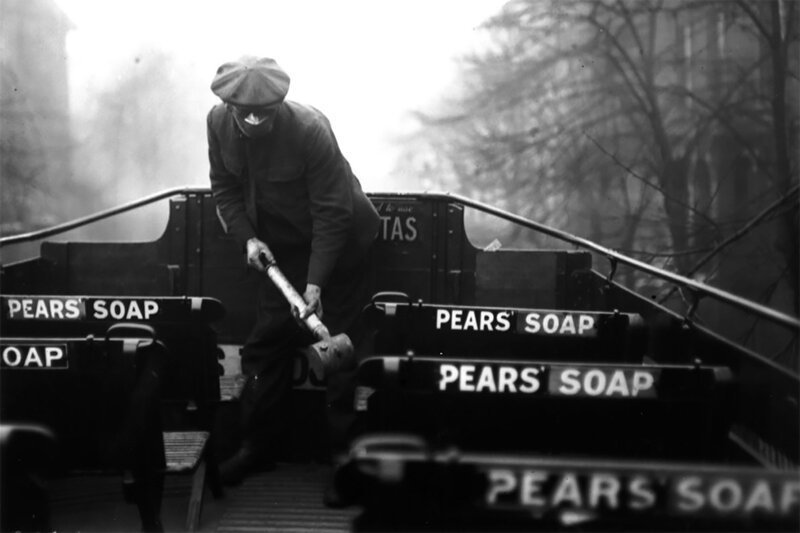 Работник обрабатывает автобус противовирусным составом, Великобритания, 2 марта 1920
