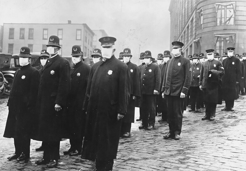 Полицейские в защитных масках на улице Сиэтла, штат Вашингтон, 1918