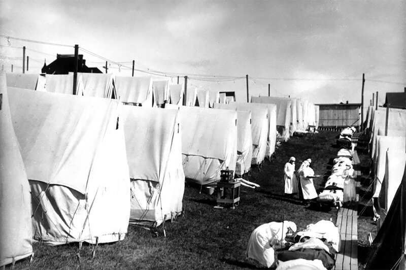 Медсестры ухаживают за жертвами эпидемии в Лоуренсе, Массачусетс, 1918