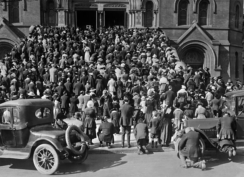 Прихожане молятся на ступенях собора Святой Марии, Сан-Франциско, 1918 