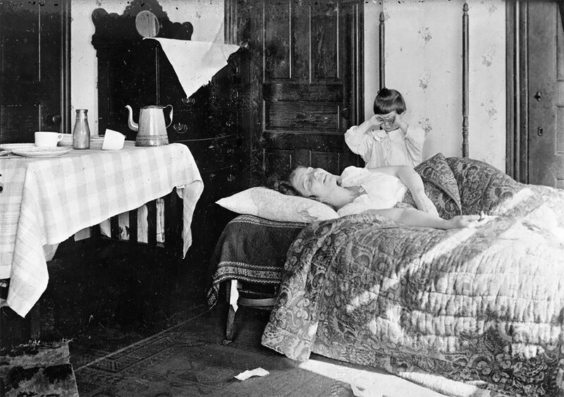 Девочка рядом с больной сестрой. На помощь детям прибыла служба Красного креста, США, ноябрь 1918