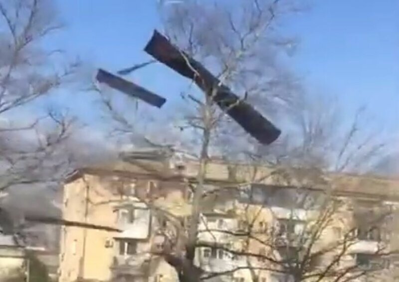 В Новороссийске ураганный ветер сорвал с крыши пятиэтажки листы металлопрофиля