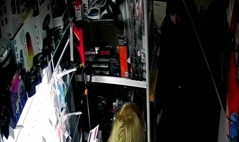 В Иркутске продавщица с помощью кружки отбилась от вооруженного ножом грабителя