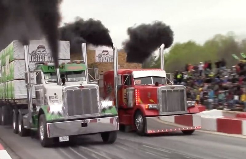 Свист турбин и клубы чёрного дыма! Соревнования мощных американских тягачей в США