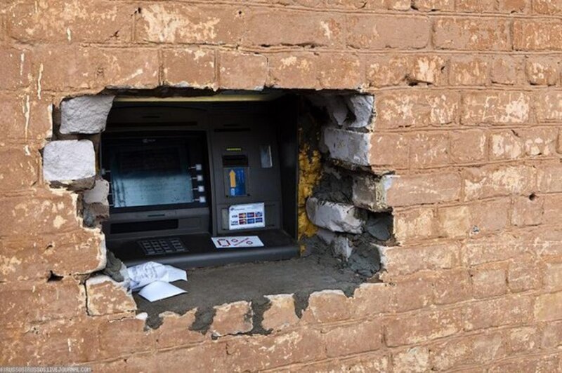 Встроенный в стену банкомат