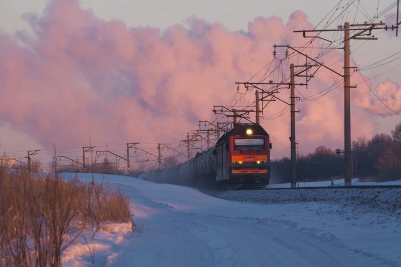 -40 и убегающий в рассвет поезд на омских окраинах