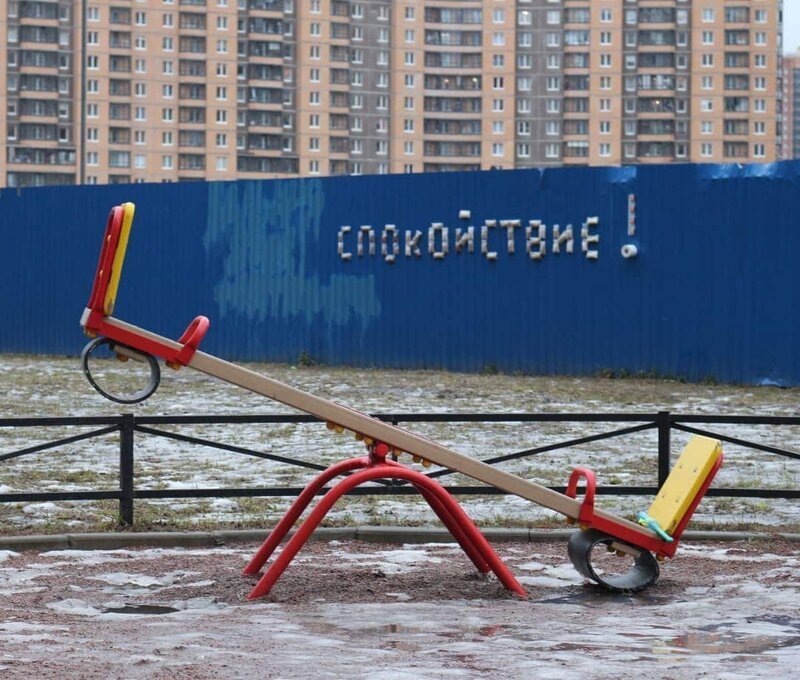 В Санкт-Петербурге появилась инсталляция, посвящённая всеобщей панике и попытке скупить всё, что есть в магазинах