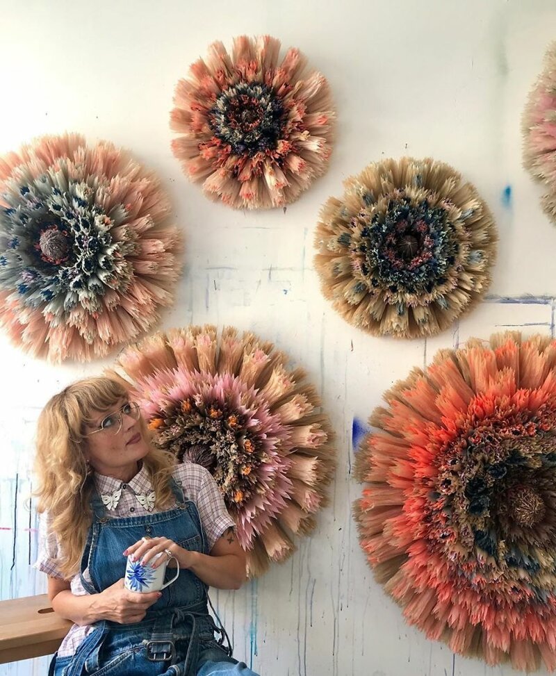 Датская художница мастерит гигантские бумажные цветы