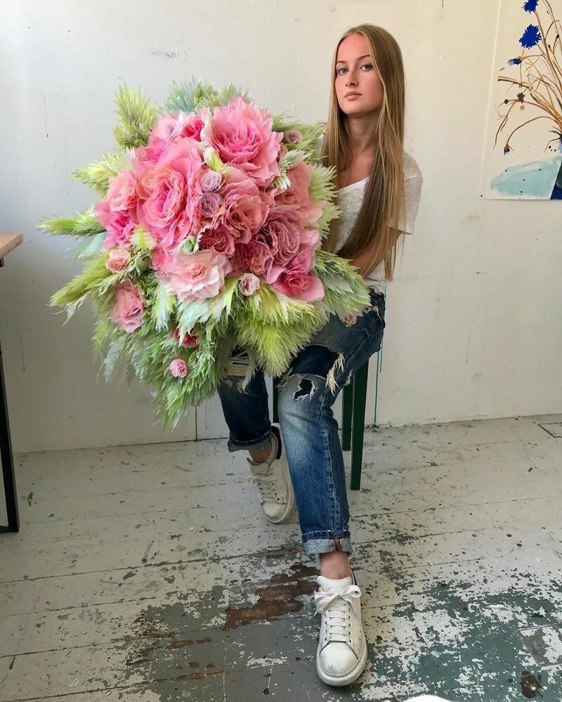 Датская художница мастерит гигантские бумажные цветы