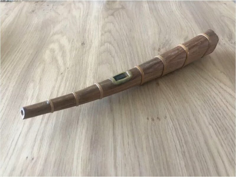 "Санай" - музыкальный инструмент племени Яо. В него дуют посередине, а по краям для звука хлопают ладонью
