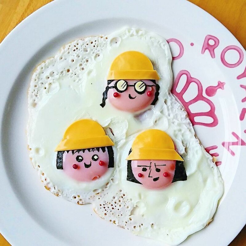Японка готовит для дочерей яркие блюда с яйцами