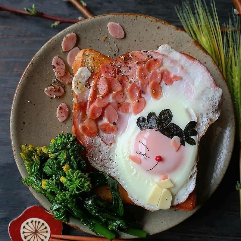 Японка готовит для дочерей яркие блюда с яйцами